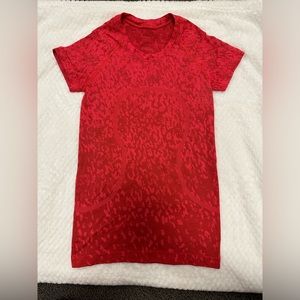 Lululemon Swiftly Tech size 4 in Covered Camo Red